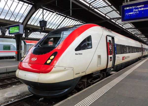 Поезд на вокзале Цюриха
